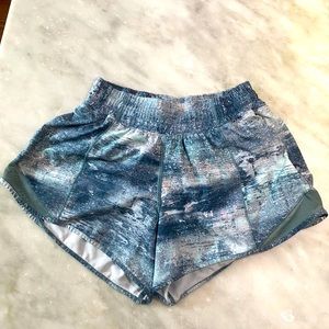 LuLulemon Hotty Hot low rise 4” inseam size 4 Tall